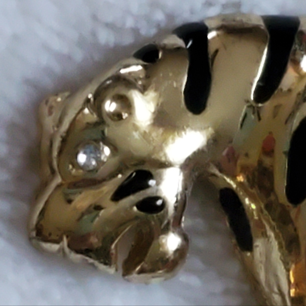 4pc Vintage gold tone & black jewelry lot - Picture 13 of 13
